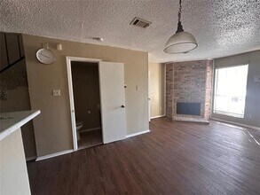 2243 Aspen Dr in Dallas, TX - Foto de edificio - Building Photo