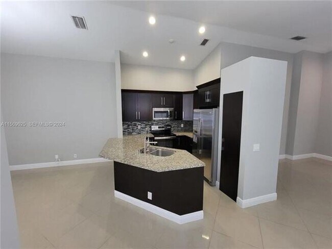 928 Falling Water Rd in Weston, FL - Building Photo - Building Photo