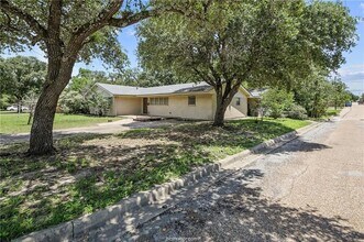 305 W Brookside Dr in Bryan, TX - Building Photo - Building Photo