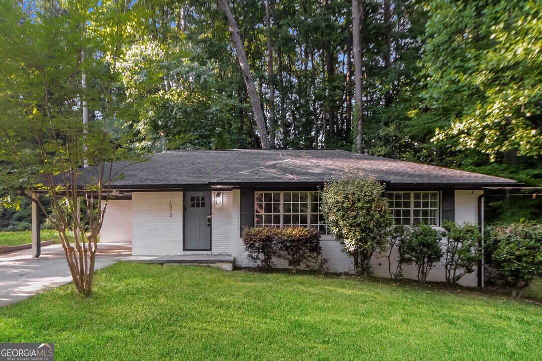 1075 Starline Dr in Smyrna, GA - Building Photo