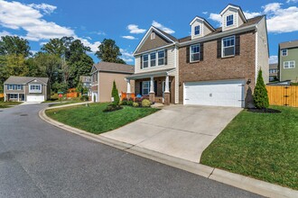 233 Marathon Ln in Candler, NC - Foto de edificio - Building Photo