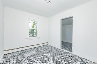 160 Austin St in Lindenhurst, NY - Building Photo - Building Photo