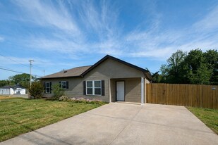 426 W 4th St in Columbia, TN - Building Photo