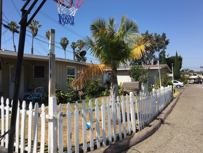 Van Buren Cottages in Huntington Beach, CA - Foto de edificio - Building Photo