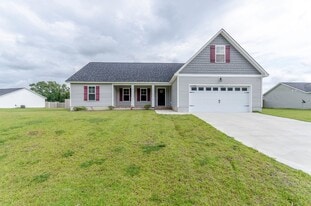 204 N Windy Ridge Rd in Hubert, NC - Building Photo