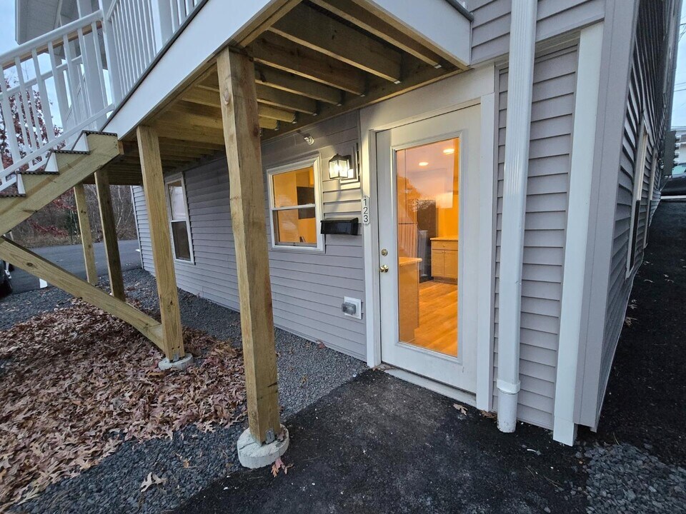 123 2nd St in Dupont, PA - Building Photo