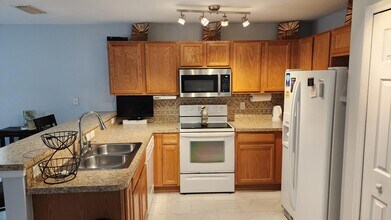 562 SE Majestic Terrace in Port St. Lucie, FL - Building Photo - Building Photo