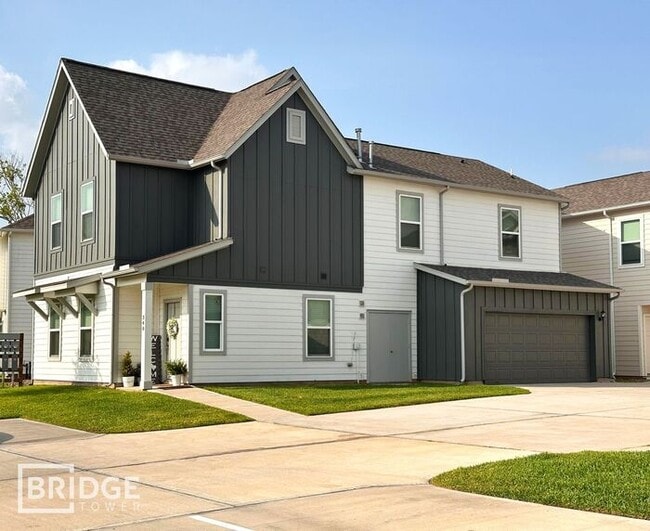 348 Huisache St