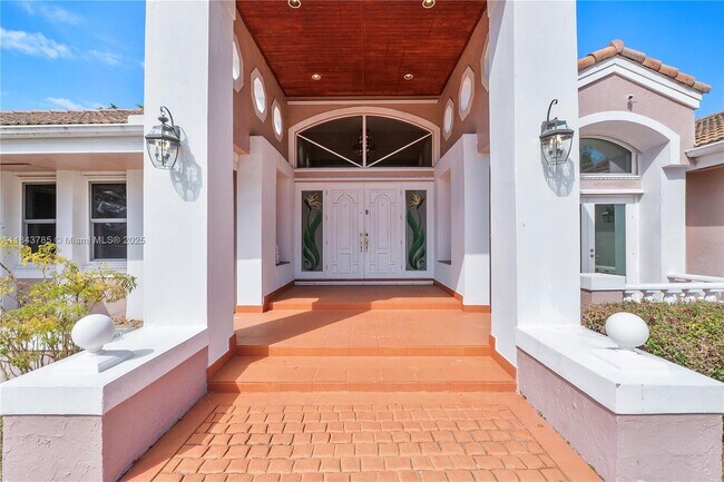 7469 SW 168th Terrace in Palmetto Bay, FL - Foto de edificio - Building Photo