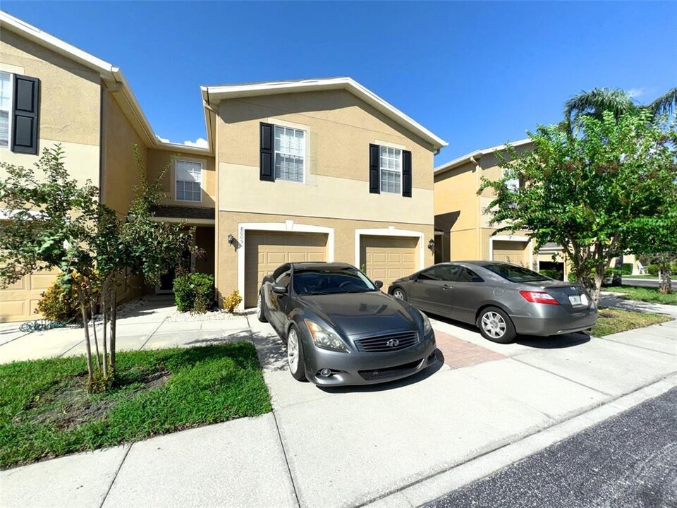 8005 Sutton Terrace Ln in Tampa, FL - Building Photo