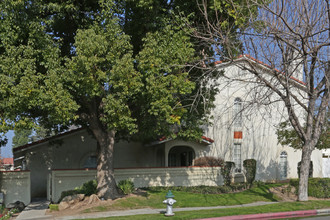 Escalon Villas in Fresno, CA - Foto de edificio - Building Photo