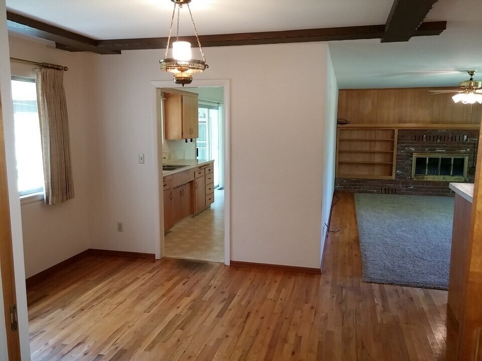 11930 Bow Ln in Redding, CA - Building Photo