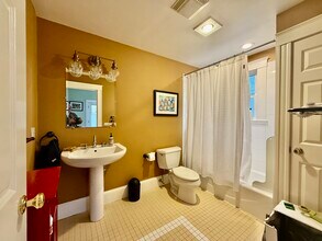 381 Huron Ave, Unit A in Cambridge, MA - Building Photo - Building Photo