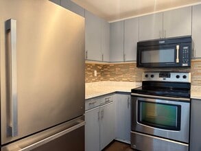 4 Churchill Ct in Bedford, NH - Building Photo - Building Photo