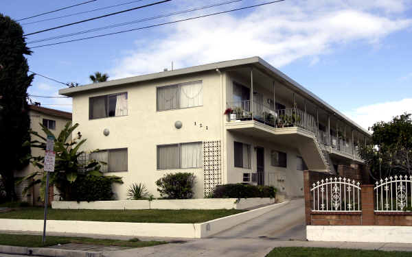 121 E Beacon St in Alhambra, CA - Building Photo