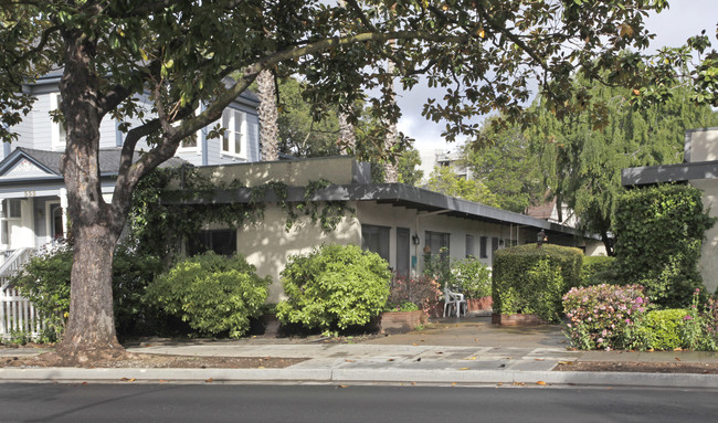 557-571 Lytton Ave in Palo Alto, CA - Foto de edificio - Building Photo