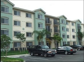 Harbour Cove Apartments in Hallandale Beach, FL - Building Photo - Building Photo