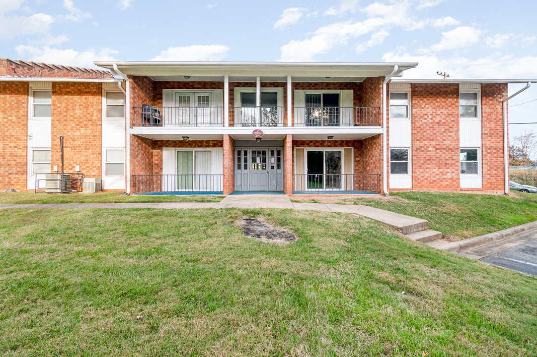 2811 North O.Henry Boulevard in Greensboro, NC - Building Photo