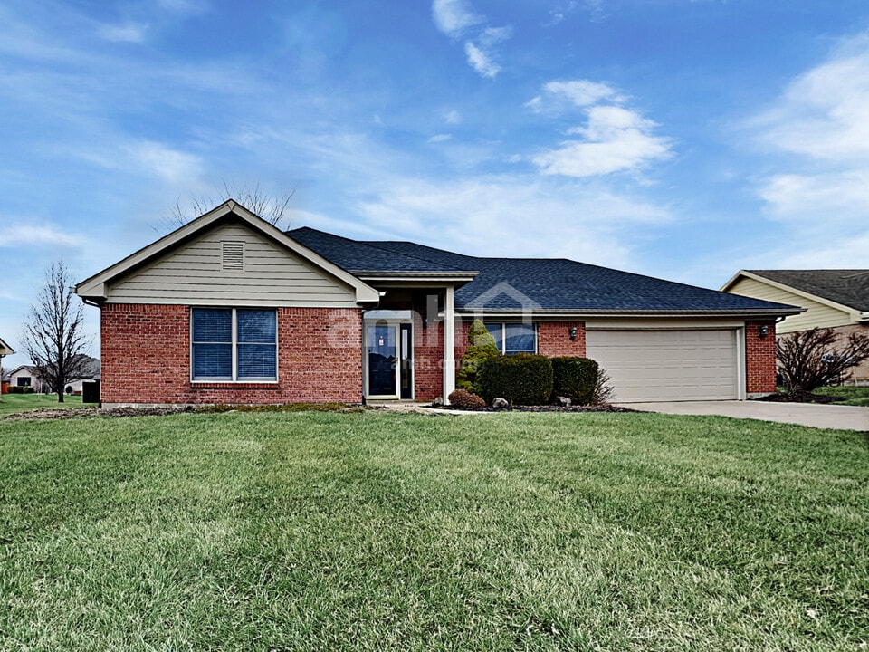 6872 Sun Ridge Dr in Waynesville, OH - Foto de edificio