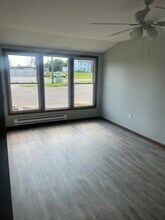 119 N Main St, Unit 119 N Main #3 in Dickeyville, WI - Foto de edificio - Building Photo