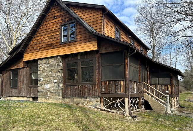 property at 5 Riverby Ln