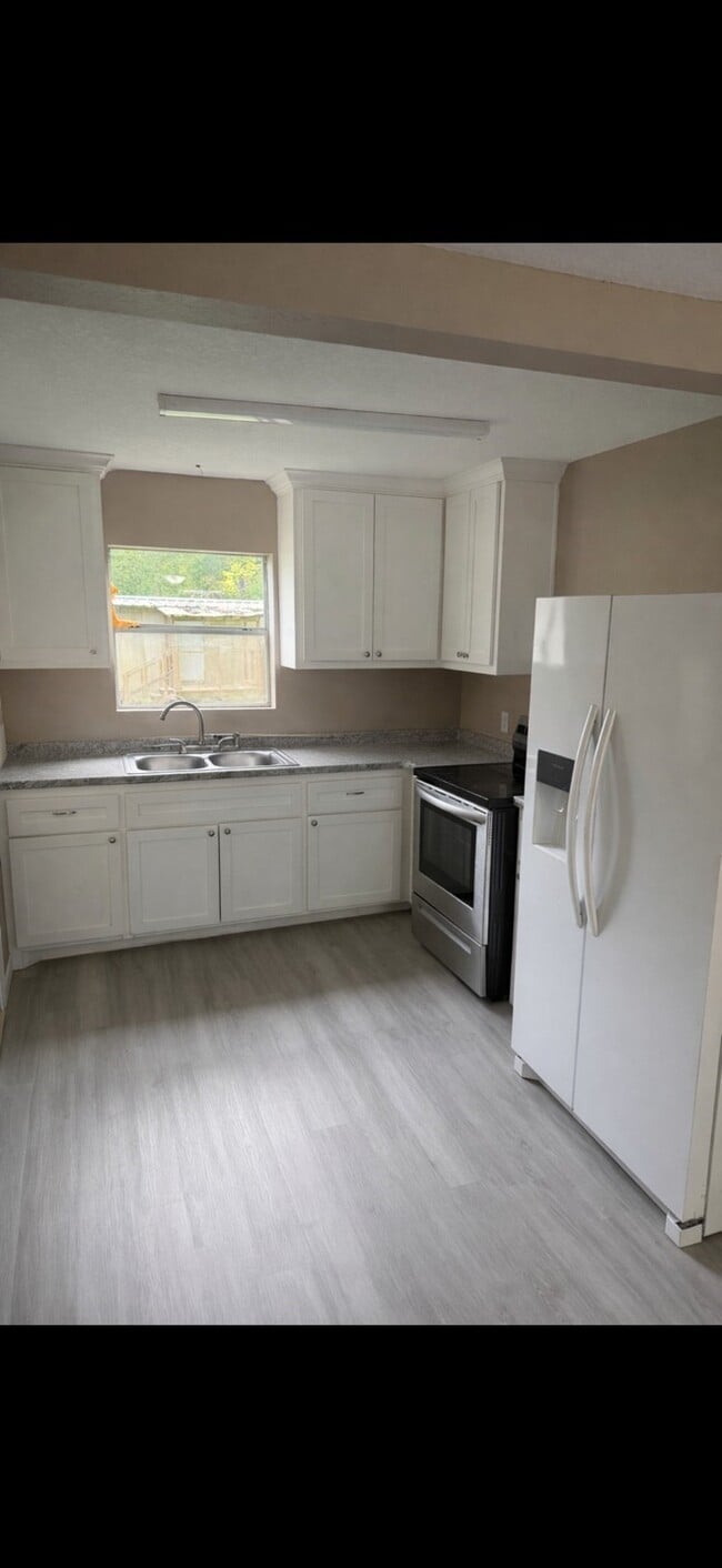 14 Lakeview Dr in New Waverly, TX - Building Photo - Building Photo