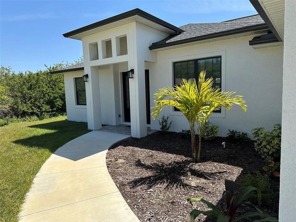2370 Irondale Rd in North Port, FL - Foto de edificio