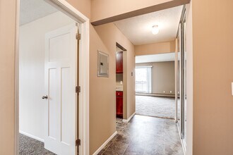 Christmas Lake Manor Apartments in Excelsior, MN - Foto de edificio - Interior Photo