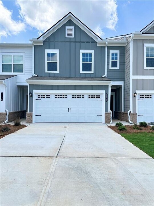 1138 Chastain Dr in Sugar Hill, GA - Building Photo