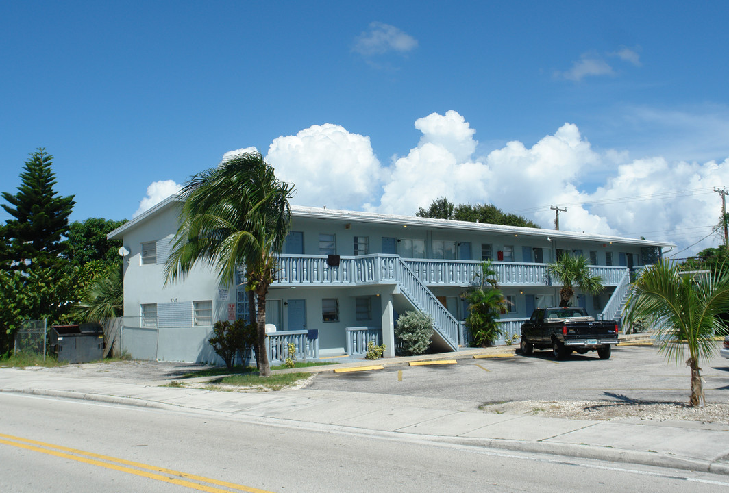 Lake Worth Villas in Lake Worth, FL - Building Photo