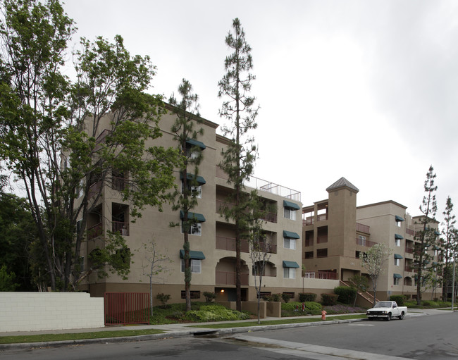 Chestnut Place Senior Apartments in Orange, CA - Foto de edificio - Building Photo