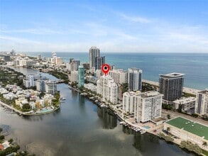 5900 Collins Ave in Miami Beach, FL - Foto de edificio - Building Photo