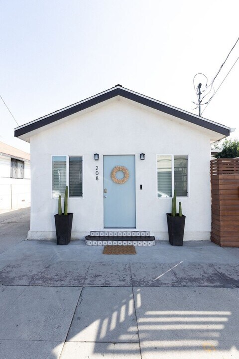 208 N Savannah St in Los Angeles, CA - Building Photo