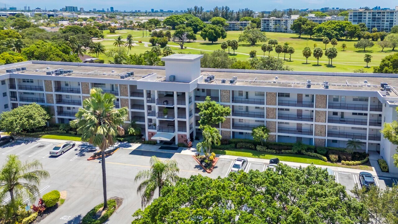 2800 N Palm Aire Dr in Pompano Beach, FL - Building Photo