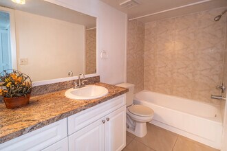 277 Hermitage Hill Way, Unit 204B in Valrico, FL - Foto de edificio - Building Photo