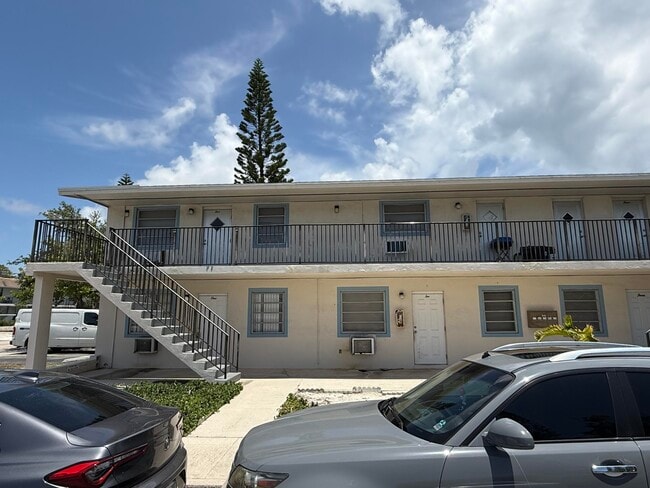 property at 1502 N Federal Hwy
