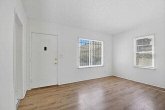 103 E Tamarack Ave in Inglewood, CA - Building Photo - Building Photo