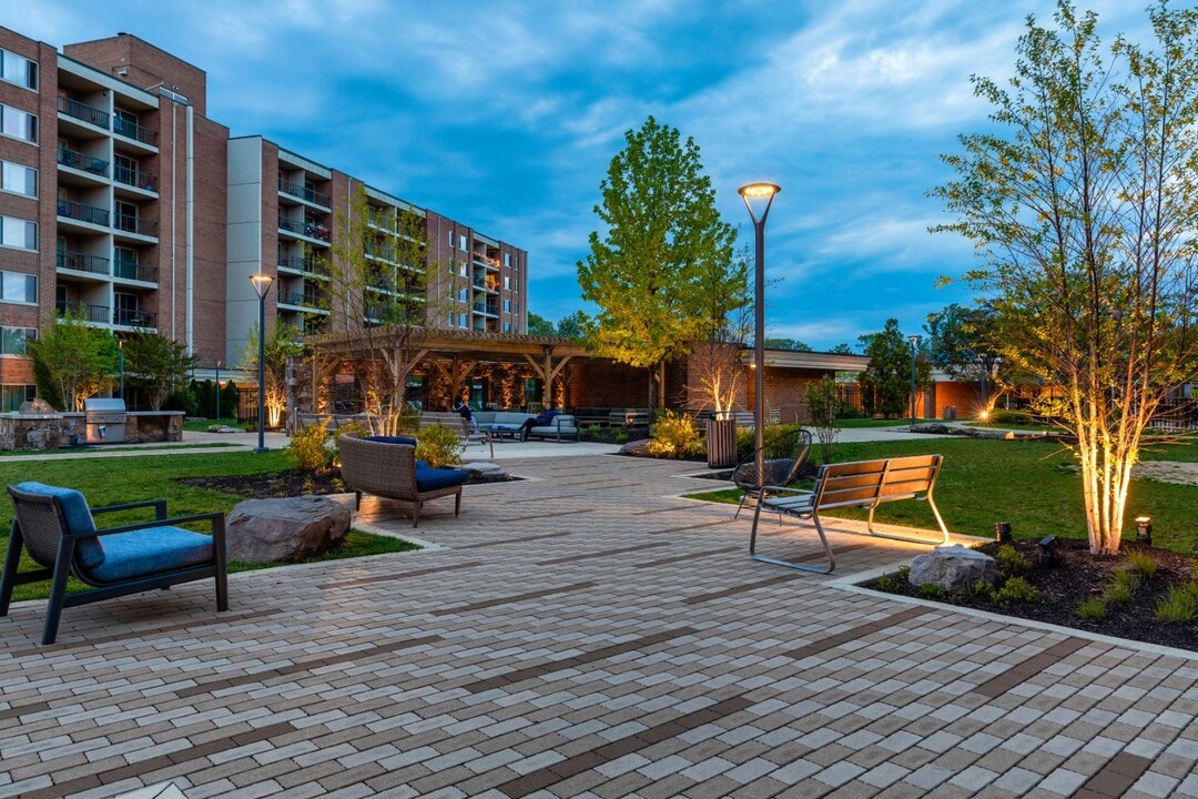 Falls Green in Falls Church, VA - Building Photo