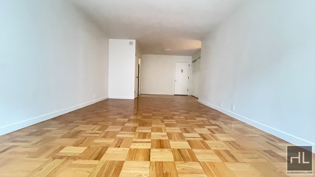AMAZING ONE BEDROOM APARTMENT!! AMAZING DE in New York, NY - Building Photo