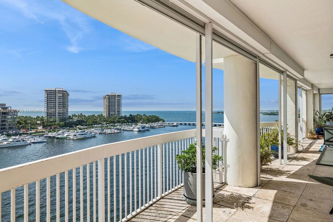 1690 S Bayshore Ln in Miami, FL - Building Photo