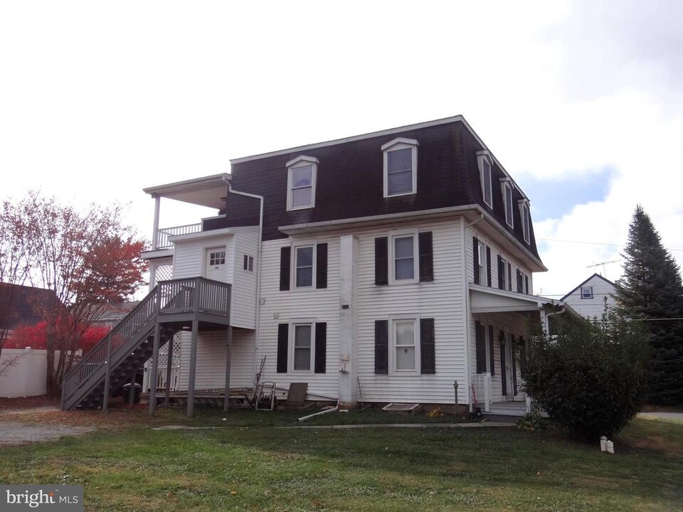 574 Maple St in Honey Brook, PA - Building Photo