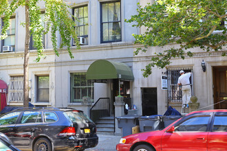 315 W 71st St in New York, NY - Building Photo - Building Photo