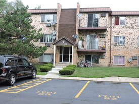 1703 W Chariot Ct in Mount Prospect, IL - Building Photo