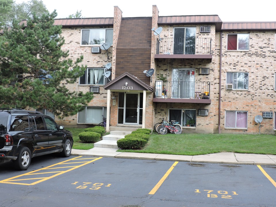 1703 W Chariot Ct in Mount Prospect, IL - Foto de edificio