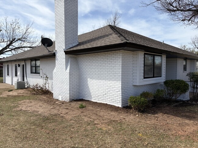 5800 NW 45th St in Warr Acres, OK - Building Photo - Building Photo