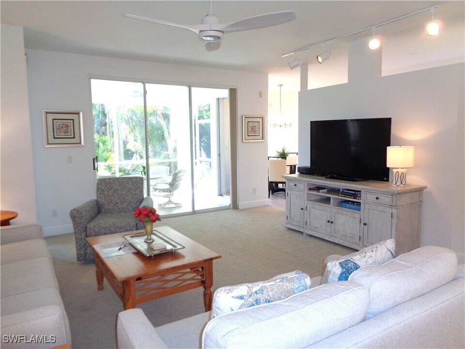 515 Laguna Royale Blvd in Naples, FL - Building Photo