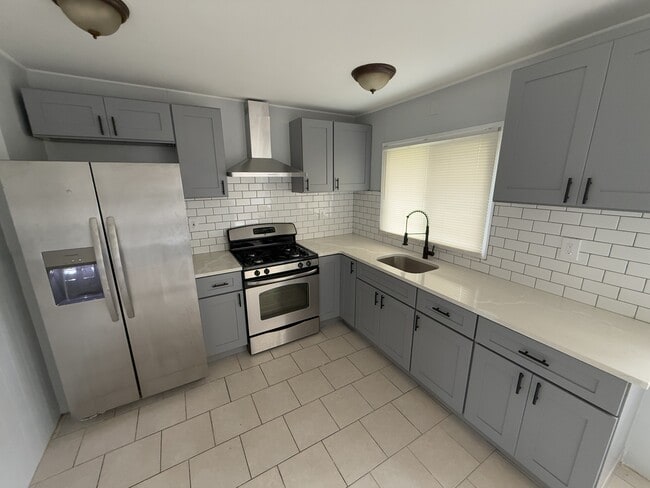 property at 7 Sherwood Ln