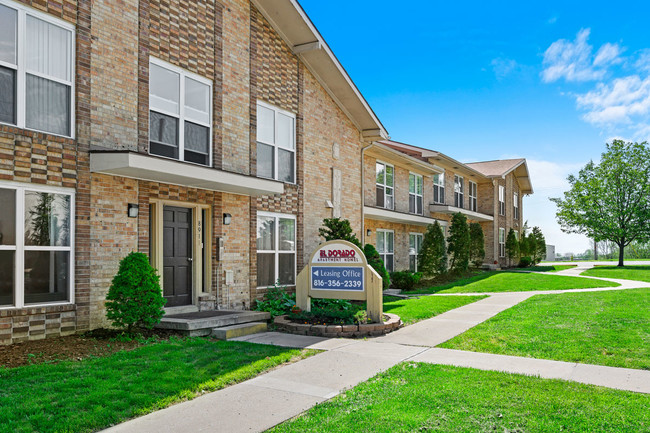 El Dorado Apartments in Raytown, MO - Building Photo - Building Photo