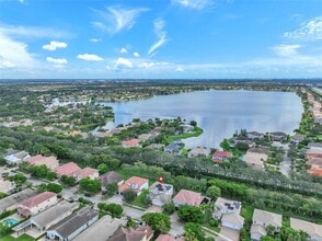 5271 SW 173rd Ave in Miramar, FL - Foto de edificio - Building Photo