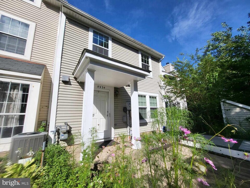 5934 Havener House Way in Centreville, VA - Building Photo